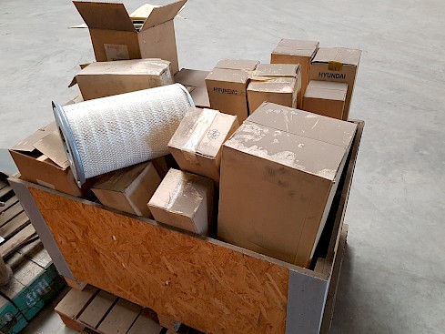 luchtfilters voor een hijskraan verpakt in kartonnen dozen
